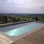 Piscine skimmer sur terrasse surélevée